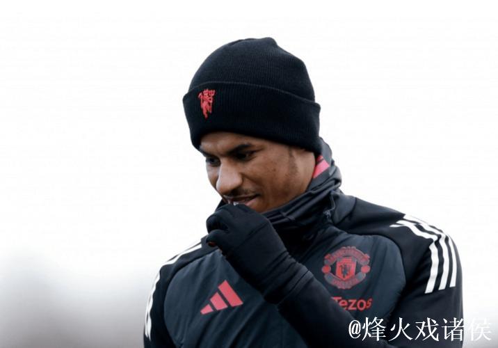 曼联通知5名边缘球员归队训练,但需与阿莫林及队友分开 曼联通知5名边缘球员归队训练,但需与阿莫林及队友分开
